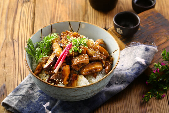 菌菇烧牛肉丼饭