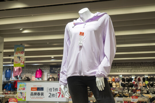 休闲女装专卖店服装展示