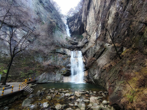 秦岭山间的瀑布