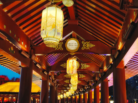 中式长廊悬挂着的灯笼