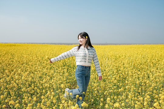 油菜花海里的女子