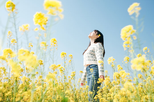 油菜花海里的女子