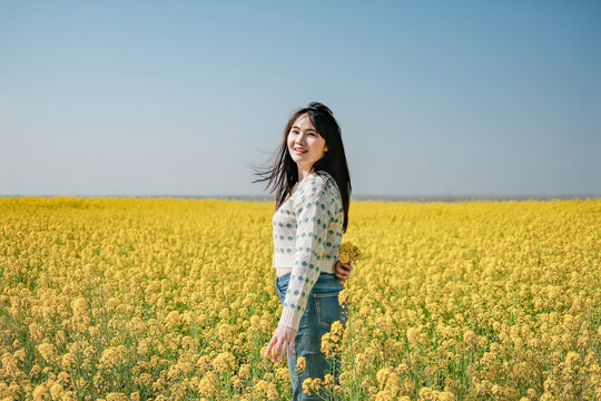 油菜花海里的女子