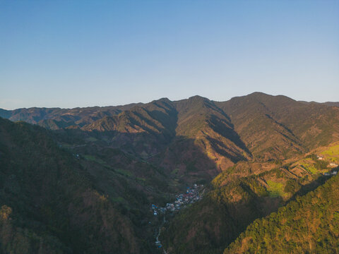 西南地区夕阳西下山峦倒影风景