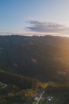 西南地区夕阳西下山峦倒影风景