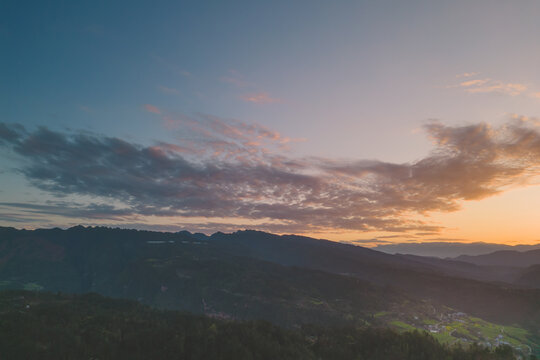 西南地区夕阳西下山峦倒影风景