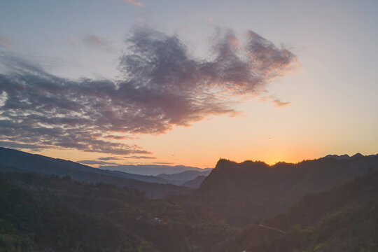 西南地区夕阳西下山峦倒影风景