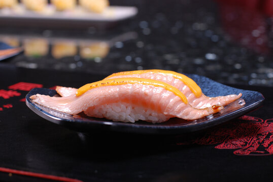 火焰芝士三文鱼腩寿司