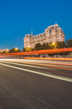 中国哈尔滨道路建筑夜景