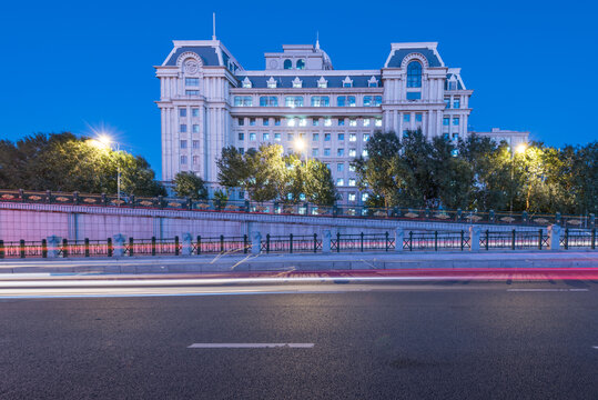 中国哈尔滨道路建筑夜景