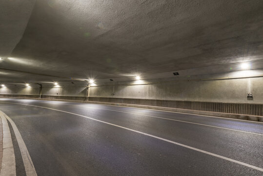 城市隧道路面灯光夜景