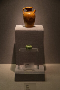唐代黄釉壶和三足绿釉罐
