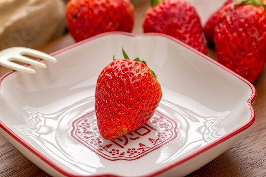 盘子里的一个草莓