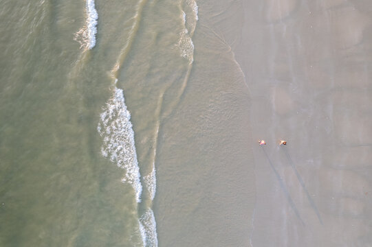 航拍大海海浪冲击沙滩