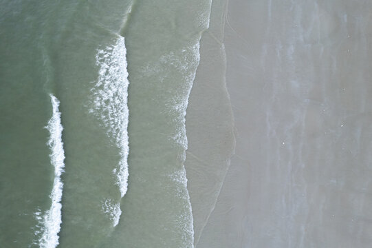 航拍大海海浪冲击沙滩