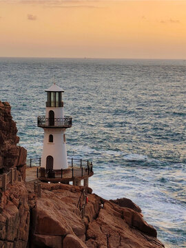 日出的海岛灯塔