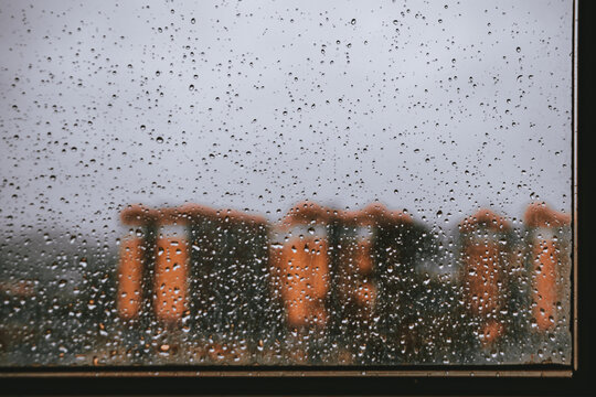 窗外是下雨天玻璃雨滴