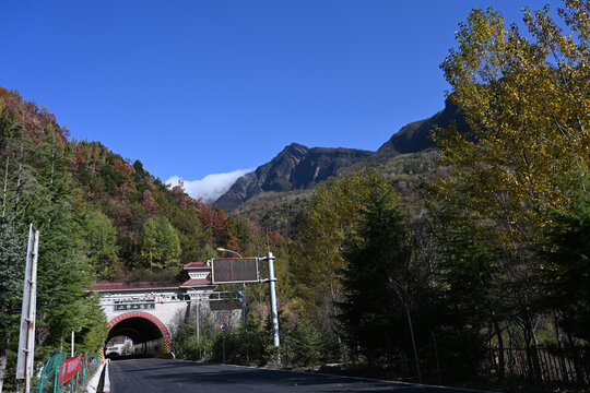 蓝天下的二郎山隧道