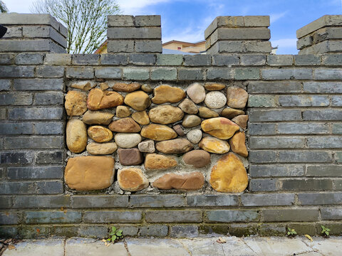 青砖卵石围墙