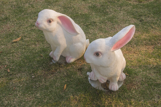小白兔雕像
