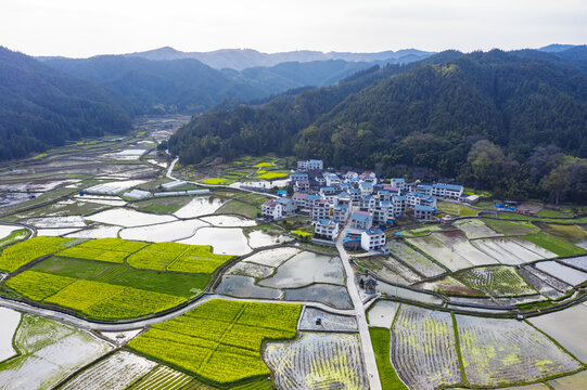 航拍春天的田野