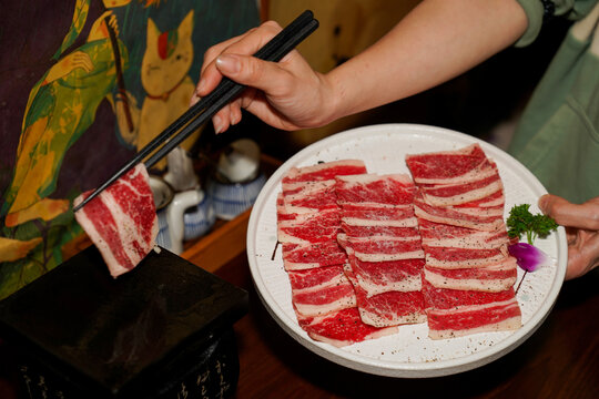 岩石烧肥牛烤肉日料美食