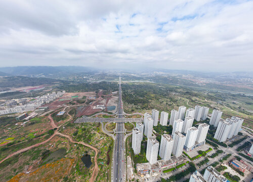 笔直的城市道路