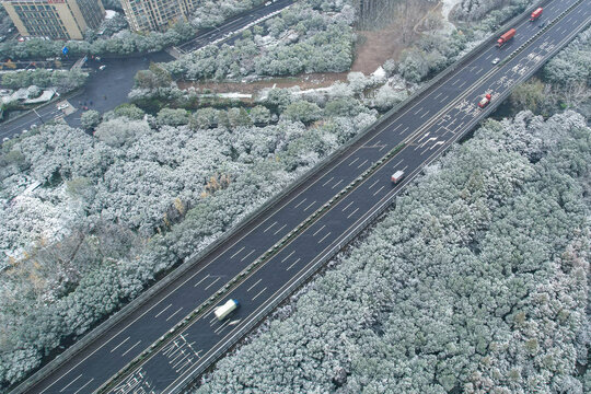 杭州下雪天的丁桥与城市道路