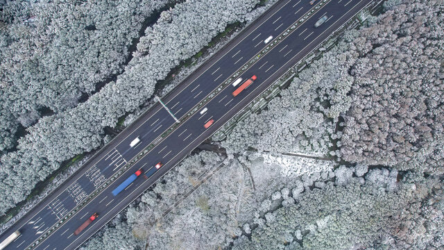 杭州下雪天的丁桥与城市道路