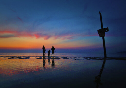 夕阳海边一家人