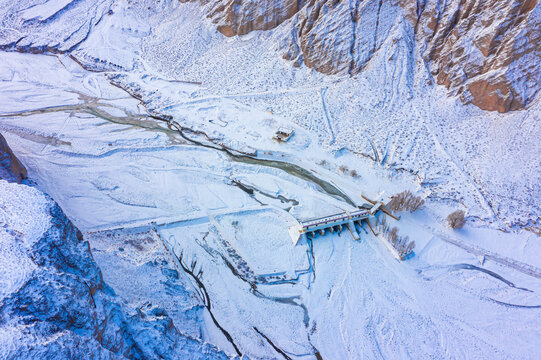 酒泉洪水河渠首雪景