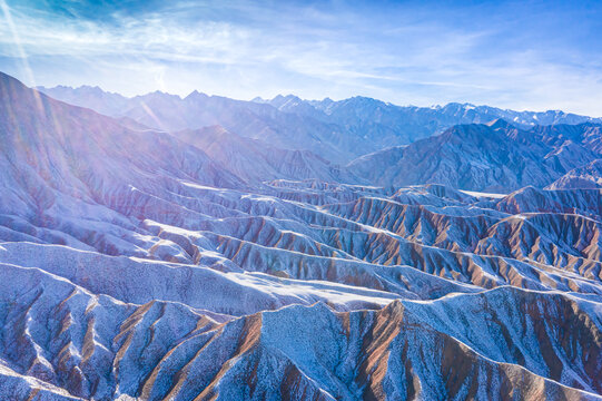 逆光航拍雪域高原山岭