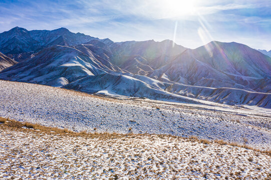 逆光冬季高山牧场雪景