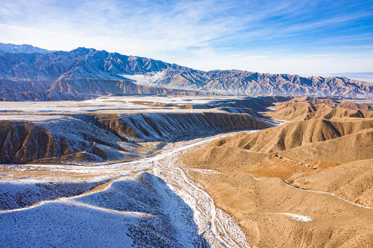 冬天深山牧场残雪