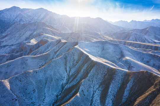 航拍逆光山岭雪景