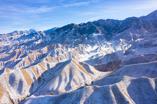 航拍山腰丘陵地带雪景