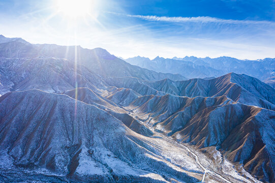 逆光高山雪景