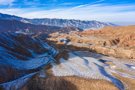 深山山谷腹地残雪