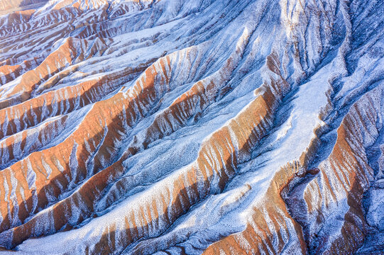 俯拍山岭沟壑残雪