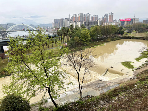 河水暴涨