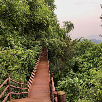 丹霞山山腰观景道