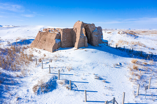 甘肃金塔茨湾营城堡遗址雪景