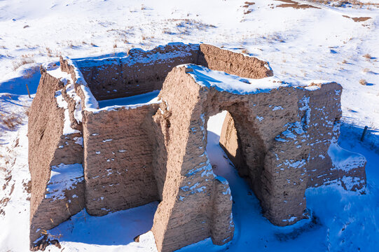 甘肃金塔茨湾营城堡遗址雪景