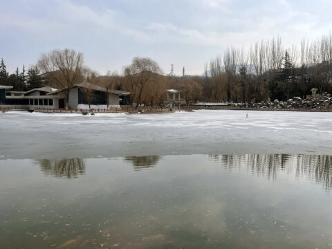 雪落湖面