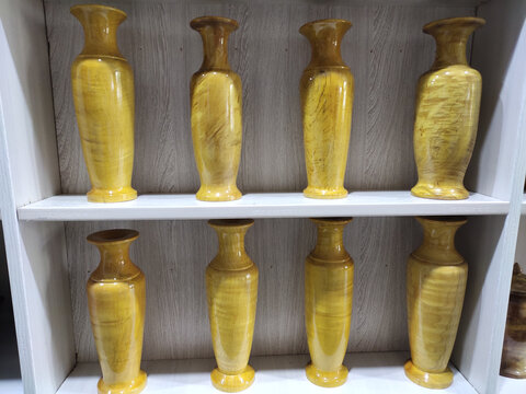 金色木雕花瓶