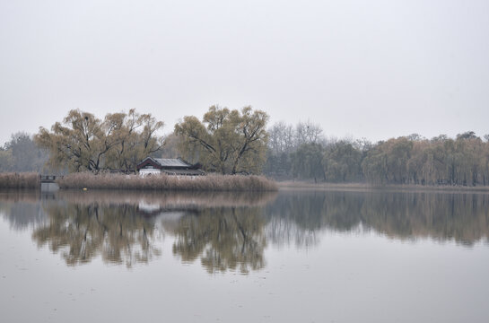 圆明园福海湖心岛和水中倒影