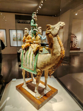 三彩釉陶骆驼载乐俑