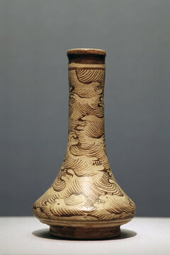 吉州窑白地褐彩海水纹长颈瓶