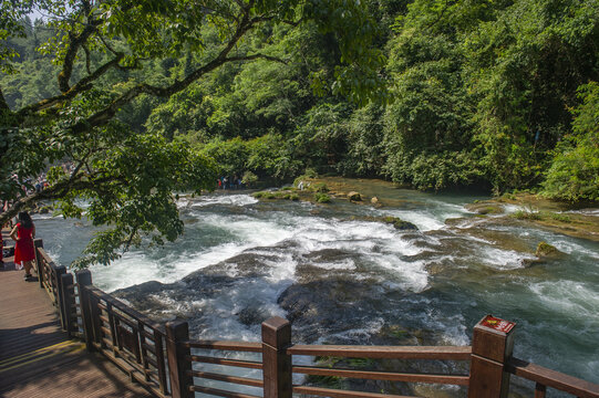 绿水青山带笑颜