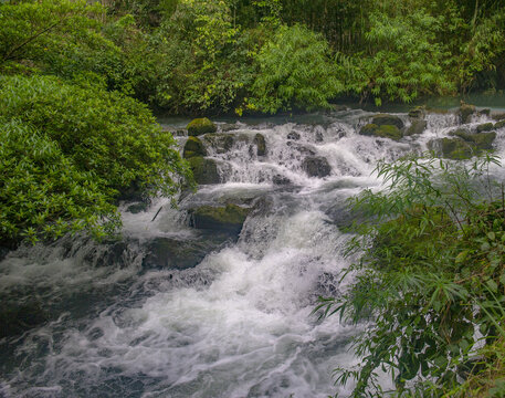 山涧河流